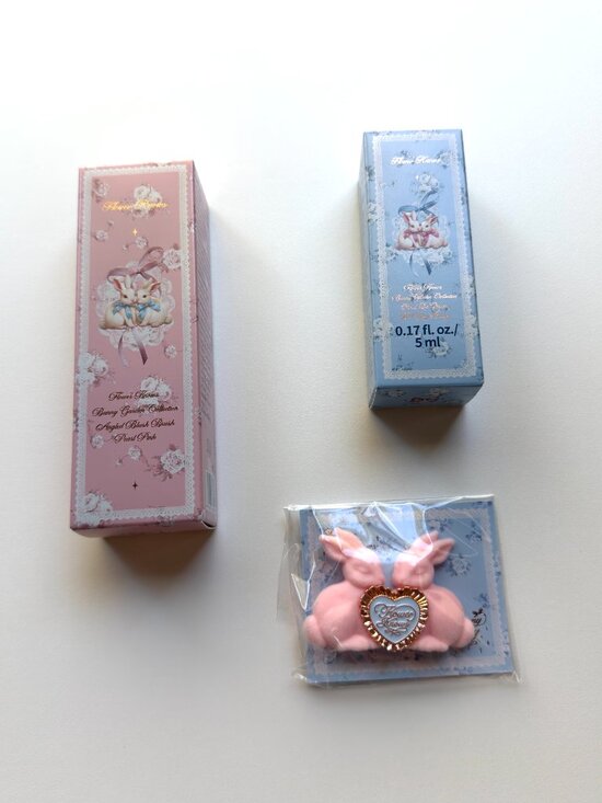 3939 FLOWER KNOWS MAKEUP BUNDLE SET WITH GIFT BOX INCLUDED - Picture 2 of 11